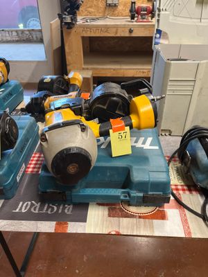 une table sur laquelle sont posés plusieurs outils