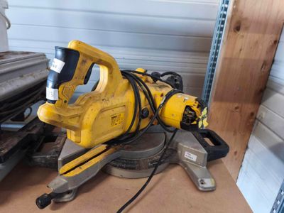 scie circulaire sur table DEWALT DWS 771 QS (capot acciden… - Photo 1