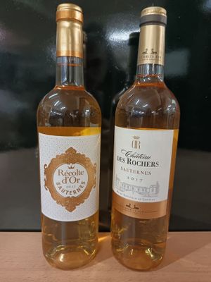 deux bouteilles de vin posées sur une table