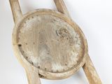 une petite chaise en bois avec une assise en bois posée sur une surface blanche