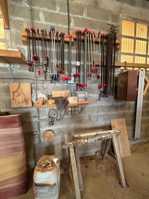 Il y a de nombreux outils accrochés au mur dans ce garage.