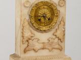une petite horloge posée sur une table