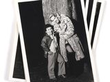 trois photos en noir et blanc d'un homme et d'une femme debout près d'un arbre