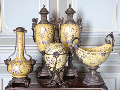 quatre vases posés sur une table en bois