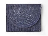 une pochette bleue sur fond blanc