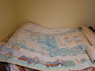 un lit sur lequel est posée une carte, dans une chambre