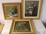 trois tableaux représentant des fleurs posées sur une table recouverte d'une nappe blanche