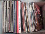 une boîte remplie de CD posée par terre