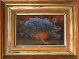 un tableau représentant des fleurs bleues dans un pot posé sur une table