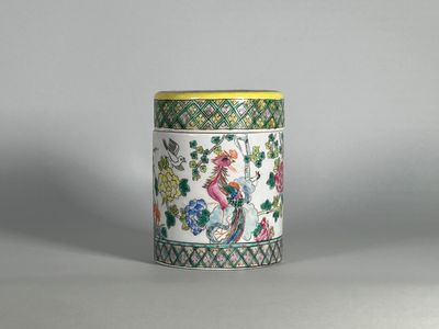 une image représentant un vase blanc et vert orné de fleurs et d'oiseaux