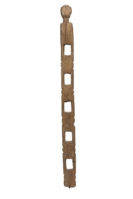 une image représentant une sculpture en bois d'un homme tenant un bâton