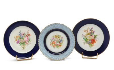 LOT DE TROS ASSIETTES surdécorées de forme circulaire en por…