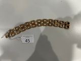 une photo d'un bracelet en or sur un mannequin, un mannequin, un mannequin, un mannequin, un mannequin, un mannequin, un mannequin, un mannequin