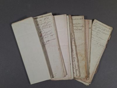 plusieurs vieux papiers sont empilés sur une table