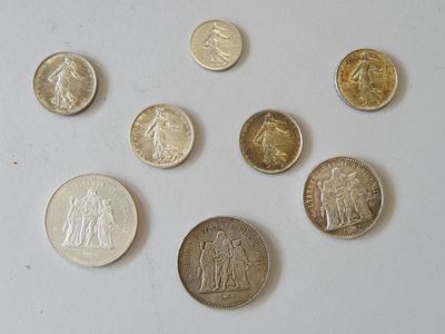 cinq types de pièces différents sur une surface blanche