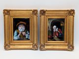 Deux tableaux représentant un homme et une femme sont exposés dans un cadre doré.