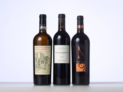 trois bouteilles de vin sont alignées sur une table