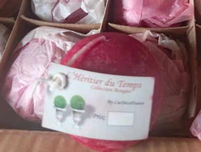 une boîte remplie de pommes emballées, sur lesquelles sont apposées des étiquettes