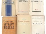 plusieurs livres sont empilés sur une surface blanche