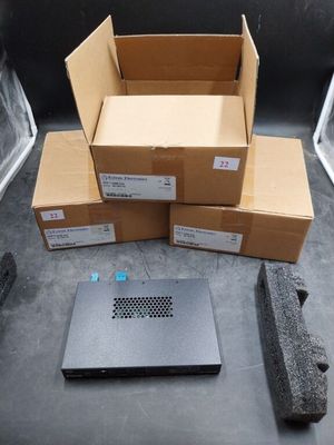 une pile de cartons posée par terre à côté d'un ordinateur portable