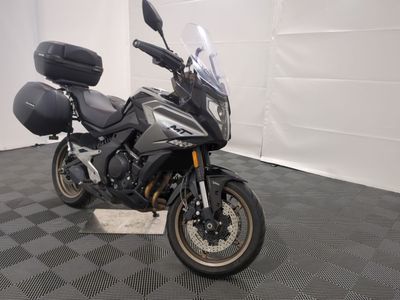 une moto qui est garée dans un garage