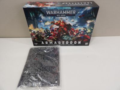 une boîte de Warhammers et une maquette en plastique représentant un Warhammer