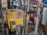 une machine placée au milieu d'une pièce
