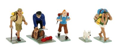 cinq figurines représentant des personnes portant des sacs à dos et un chien