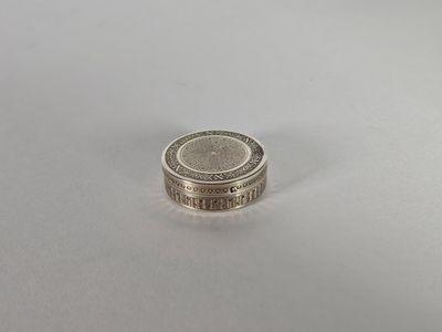 une image représentant une pile de cinq pièces britanniques d'une livre posées sur une surface blanche