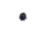Gros plan sur une bague ornée d'une pierre bleue