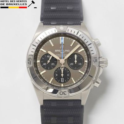 une montre noire avec un cadran marron et un bracelet noir