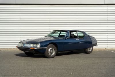 une voiture bleue garée devant un bâtiment