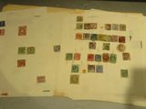 tout un tas de timbres différents posés ensemble sur une table
