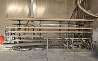 une pièce dans laquelle se trouvent plusieurs bancs