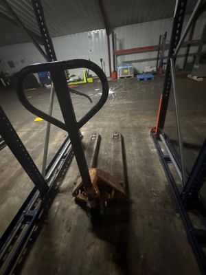 une fourche au milieu d'un chariot élévateur dans un entrepôt