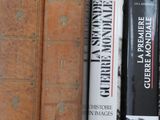 de nombreux livres qui se trouvent sur une étagère dans une boîte à livres