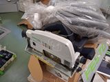 une pièce remplie de cartons et d'une machine