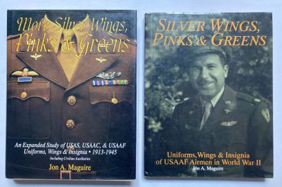 deux couvertures de livres représentant deux uniformes militaires différents, posées sur une table