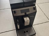 une machine à café posée par terre
