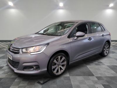 une citrole grise garée sur le sol en damier d'un garage