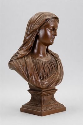 un buste en bronze représentant une femme aux cheveux longs