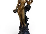 statue en bronze d'une femme tenant un oiseau sur un piédestal