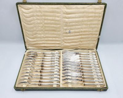beaucoup d'argenterie dans un coffret sur la table