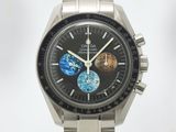 une montre exposée sur une surface blanche