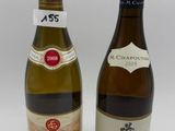 deux bouteilles de vin posées l'une à côté de l'autre sur une surface blanche