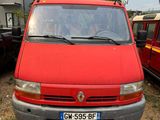 une camionnette rouge garée à côté d'autres voitures