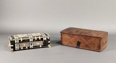deux petites boîtes en bois posées l'une à côté de l'autre sur une surface grise