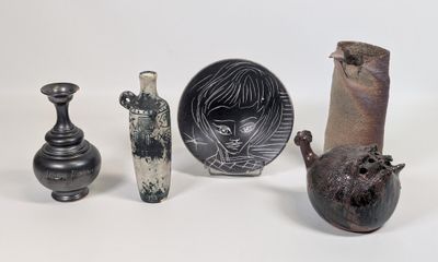 de nombreux types de vases différents posés sur une table
