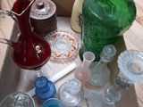 une boîte remplie d'objets en verre de différentes couleurs posée sur une table