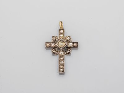 un pendentif antique en forme de croix sertie de diamants